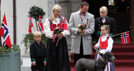 Los Príncipes Haakon y Mette-Marit y sus hijos en el Día Nacional de Noruega