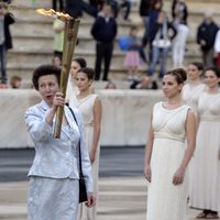 La Princesa Ana de Inglaterra con la antorcha olímpica en Grecia