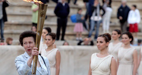 La Princesa Ana de Inglaterra con la antorcha olímpica en Grecia