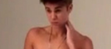 Justin Bieber posa sin camiseta