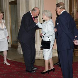 Los Reyes de Noruega saludan a la Reina Isabel y al Duque de Edimburgo