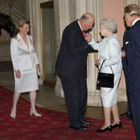 Los Reyes de Noruega saludan a la Reina Isabel y al Duque de Edimburgo