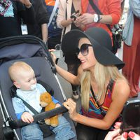 Paris Hilton saluda a un niño a su llegada a Cannes 2012