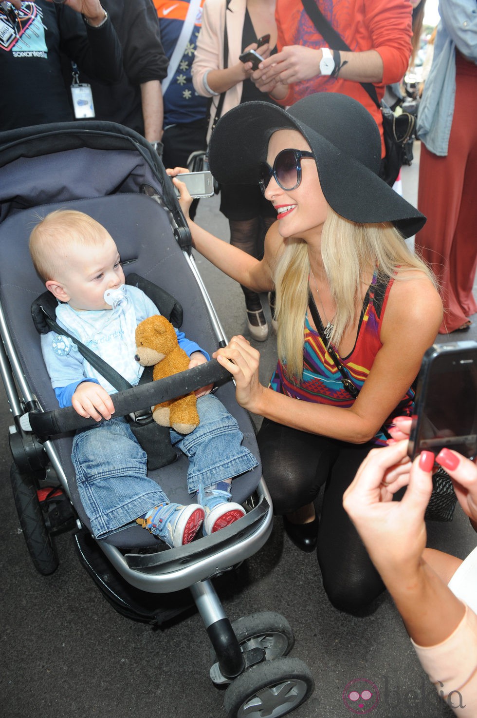 Paris Hilton saluda a un niño a su llegada a Cannes 2012