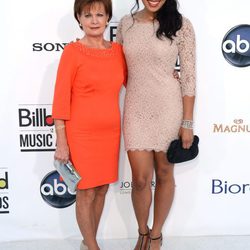 Jordin Sparks en compañía de Pam Weidmann en los premios Billboard 2012