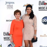 Jordin Sparks en compañía de Pam Weidmann en los premios Billboard 2012