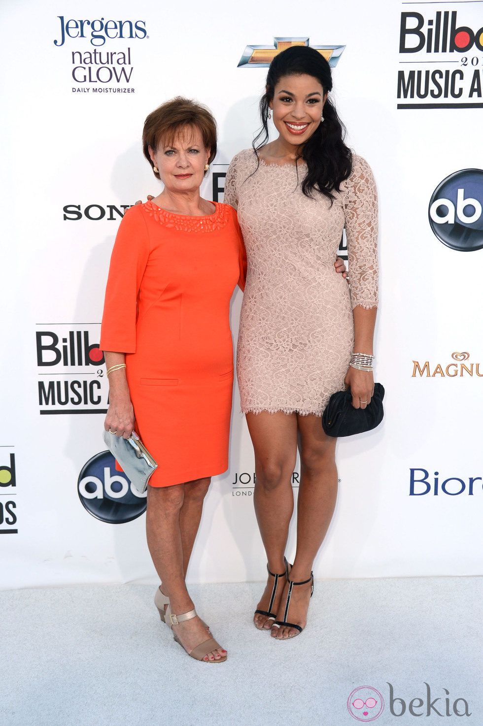 Jordin Sparks en compañía de Pam Weidmann en los premios Billboard 2012