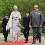 La Reina Margarita y el Príncipe Enrique con sus nietos Félix y Nicolás en el bautizo de Athena de Dinamarca