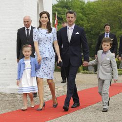 Los Príncipes Federico y Mary con sus hijos Christian e Isabel en el bautizo de Athena de Dinamarca