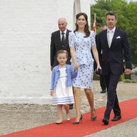 Los Príncipes Federico y Mary con sus hijos Christian e Isabel en el bautizo de Athena de Dinamarca