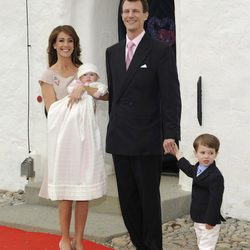 Joaquín y Marie de Dinamarca con sus hijos Enrique y Athena en el bautizo de la Princesa