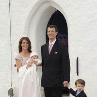 Joaquín y Marie de Dinamarca con sus hijos Enrique y Athena en el bautizo de la Princesa