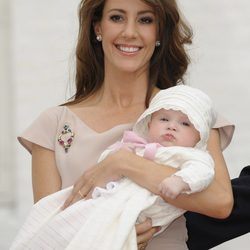 La Princesa Marie sostiene a su hija Athena en su bautizo