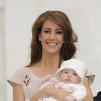 La Princesa Marie sostiene a su hija Athena en su bautizo