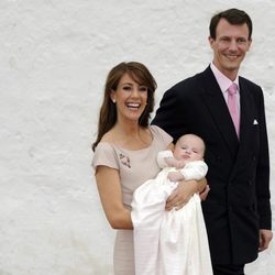 Joaquín y Marie de Dinamarca con su hija Athena en su bautizo