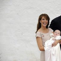 Joaquín y Marie de Dinamarca con su hija Athena en su bautizo