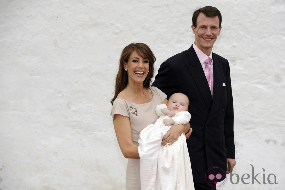 Joaquín y Marie de Dinamarca con su hija Athena en su bautizo