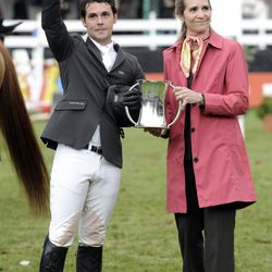 Sergio Álvarez recibe el Gran Premio Copa de S.M. el Rey de manos de la Infanta Elena