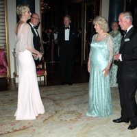 Carlos y Camilla reciben a los Príncipes de Mónaco en una cena de gala en Buckingham Palace