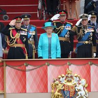 La Reina de Inglaterra y el Duque de Edimburgo en un desfile militar en Windsor