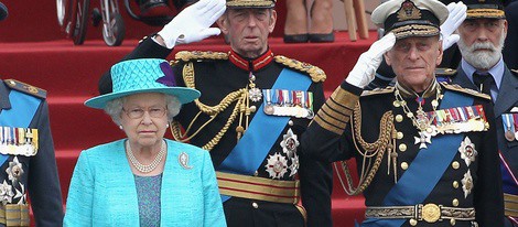 La Reina de Inglaterra y el Duque de Edimburgo en un desfile militar en Windsor