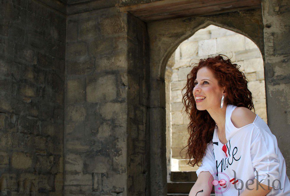 Pastora Soler visitando la Mezquita de Bakú, ciudad de Eurovisión 2012