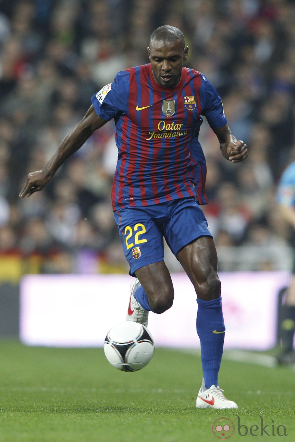 Éric Abidal jugando un partido con el Barça