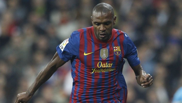 Éric Abidal jugando un partido con el Barça