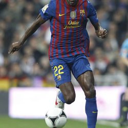 Éric Abidal jugando un partido con el Barça