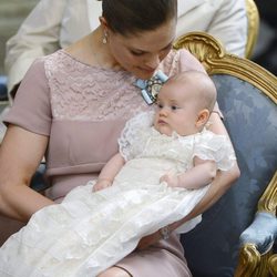 La Princesa Victoria con Estela de Suecia en su bautizo