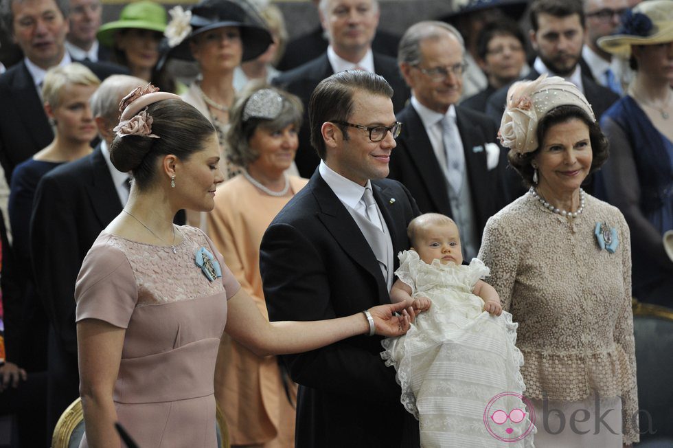 La Reina Silvia, Victoria y Daniel de Suecia con la Princesa Estela en su bautizo