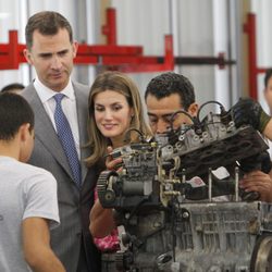 Los Príncipes de Asturias contemplan el trabajo de unos jóvenes en Málaga