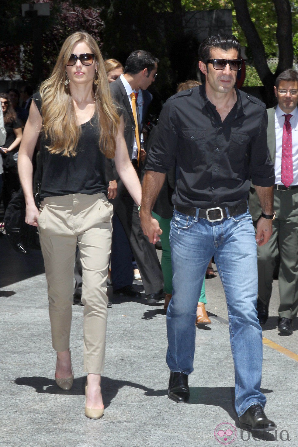 Luis Figo y Helen Swedin en la capilla ardiente de María Ángeles Sandoval, Pitina