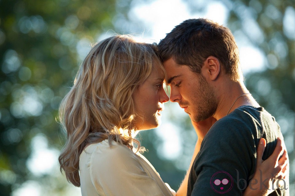 Zac Efron y Taylor Schilling en la película 'Cuando te encuentre'