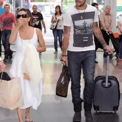 Eva Longoria y Eduardo Cruz en la estación del AVE de Málaga