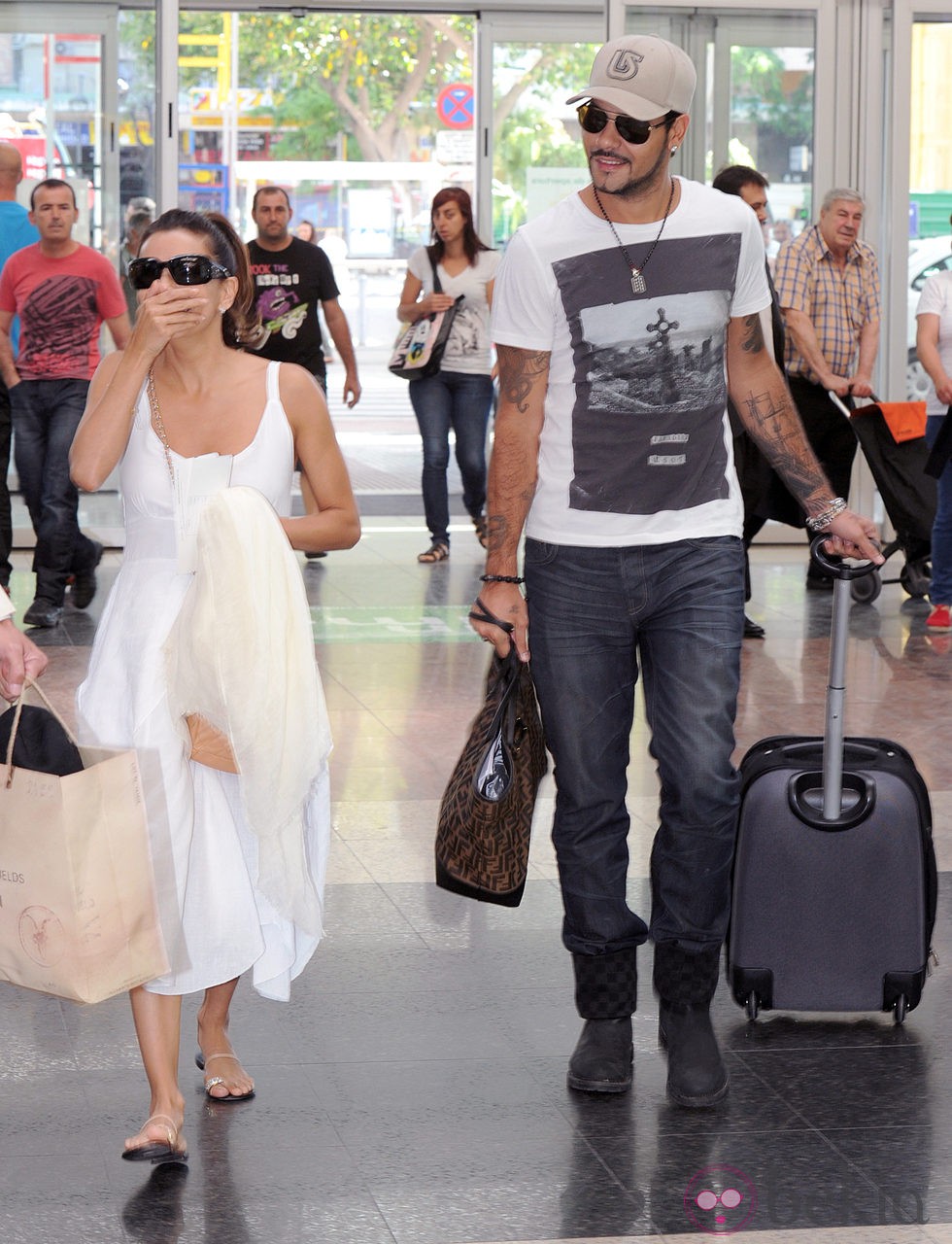 Eva Longoria y Eduardo Cruz en la estación del AVE de Málaga