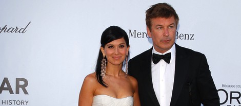 Hilaria Thomas y Alec Baldwin en la gala amfAR del Festival de Cannes 2012