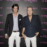 Luis Medina y Mario Testino en la inauguración de una discoteca