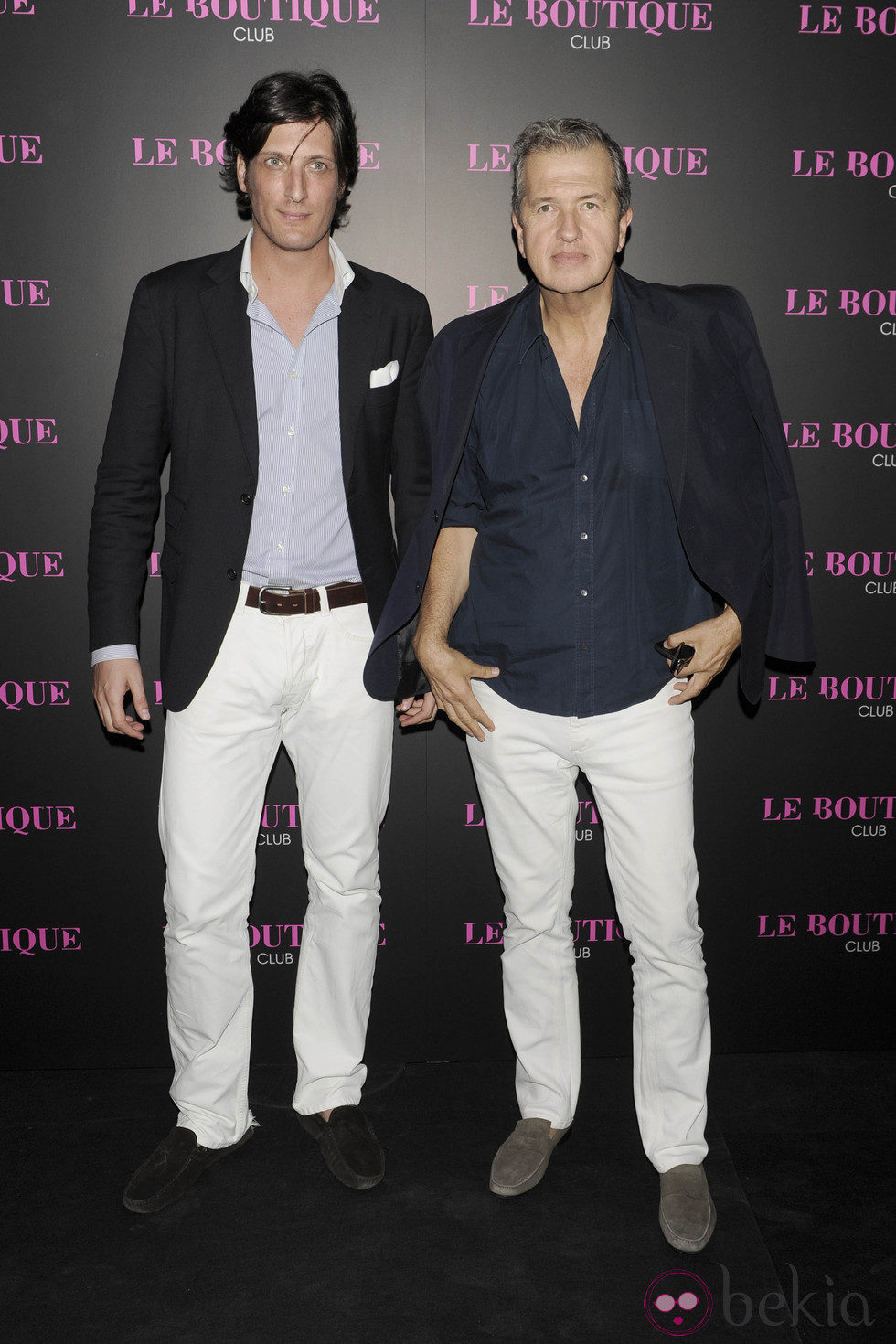 Luis Medina y Mario Testino en la inauguración de una discoteca