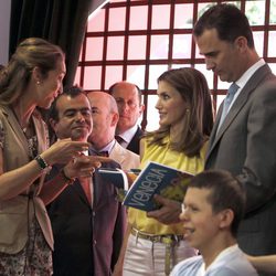 La Infanta Elena charla con los Príncipes en la inauguración de la Feria del Libro 2012