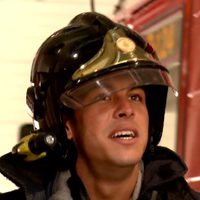 El actor Mario Casas con la indumentaria de bombero durante el programa de 'Usted Perdone' de Xavier Sardá