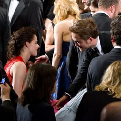 Robert Pattinson se acerca a la butaca de Kristen Stewart en el estreno de 'Cosmópolis'