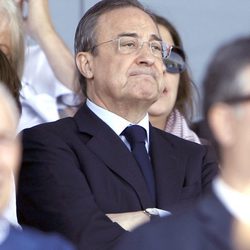 Florentino Pérez emocionado en el minuto de silencio por su mujer Pitina