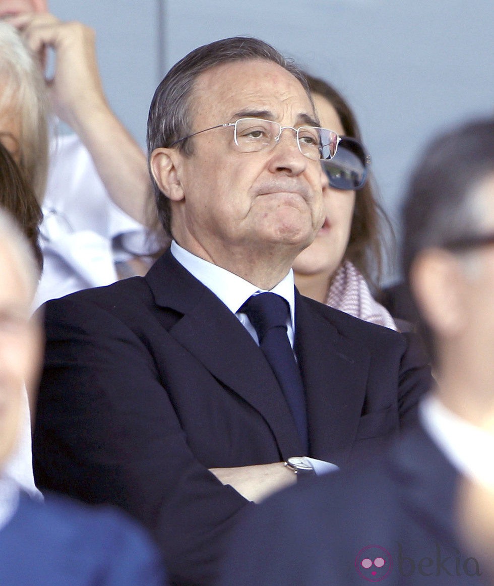 Florentino Pérez emocionado en el minuto de silencio por su mujer Pitina