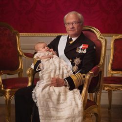 Foto oficial del Rey Carlos Gustavo de Suecia con la Princesa Estela en su bautizo