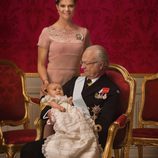 Foto oficial de Estela de Suecia con la Princesa Victoria y el Rey Carlos Gustavo en su bautizo