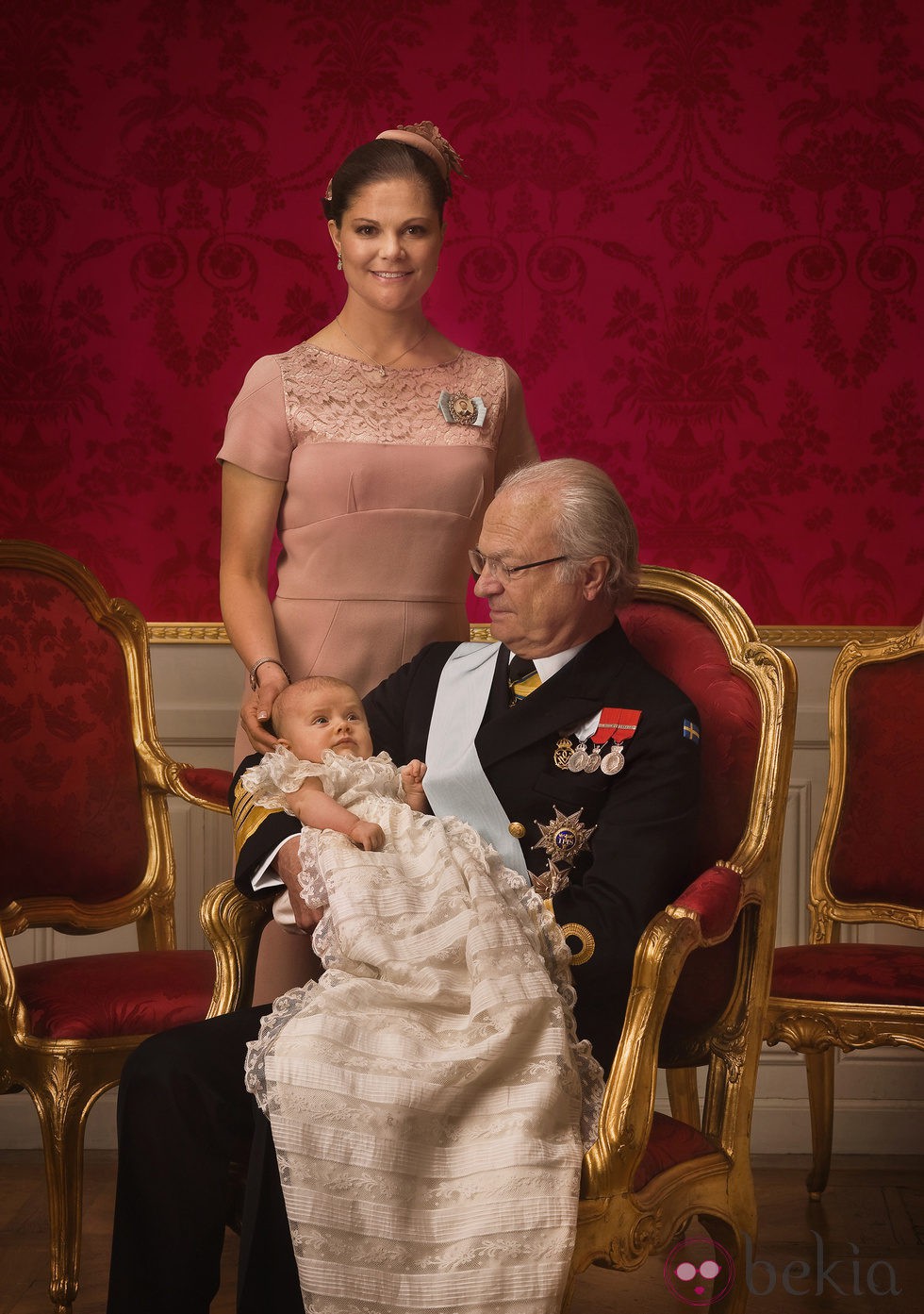 Foto oficial de Estela de Suecia con la Princesa Victoria y el Rey Carlos Gustavo en su bautizo