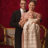 Foto oficial de los Príncipes Victoria y Daniel con Estela de Suecia en su bautizo