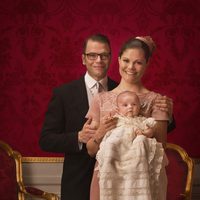 Foto oficial de los Príncipes Victoria y Daniel con Estela de Suecia en su bautizo