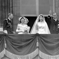 Isabel de Inglaterra y Felipe de Edimburgo saludan desde Buckingham Palace tras su boda